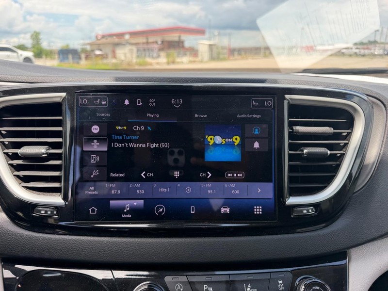 Chrysler Pacifica Vehicle Full-screen Gallery Image 17