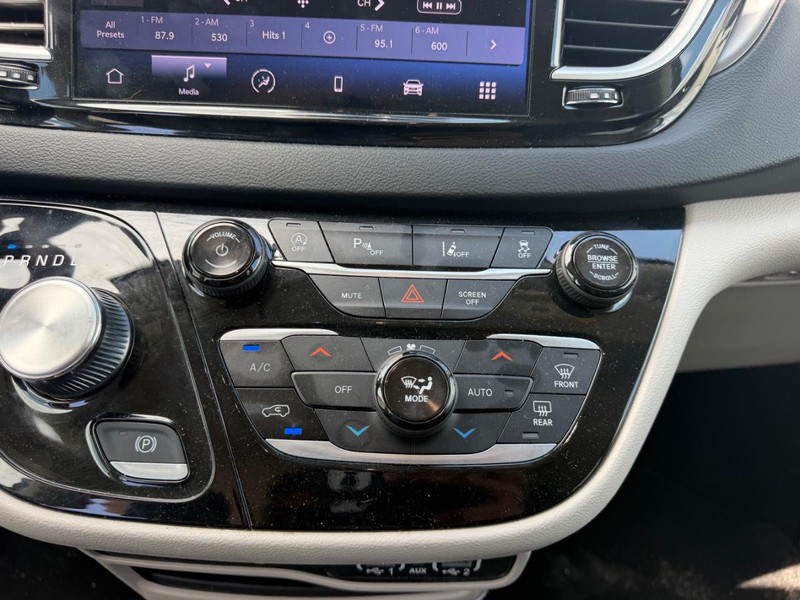 Chrysler Pacifica Vehicle Full-screen Gallery Image 18