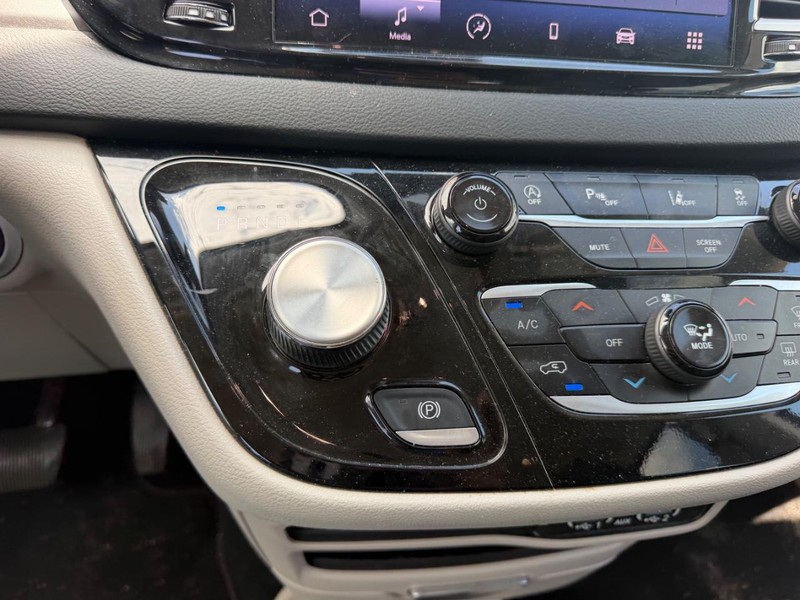 Chrysler Pacifica Vehicle Full-screen Gallery Image 19