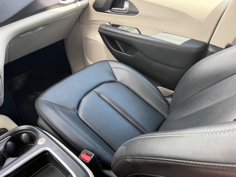 Chrysler Pacifica Vehicle Full-screen Gallery Image 20