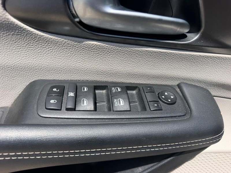 Chrysler Pacifica Vehicle Full-screen Gallery Image 21