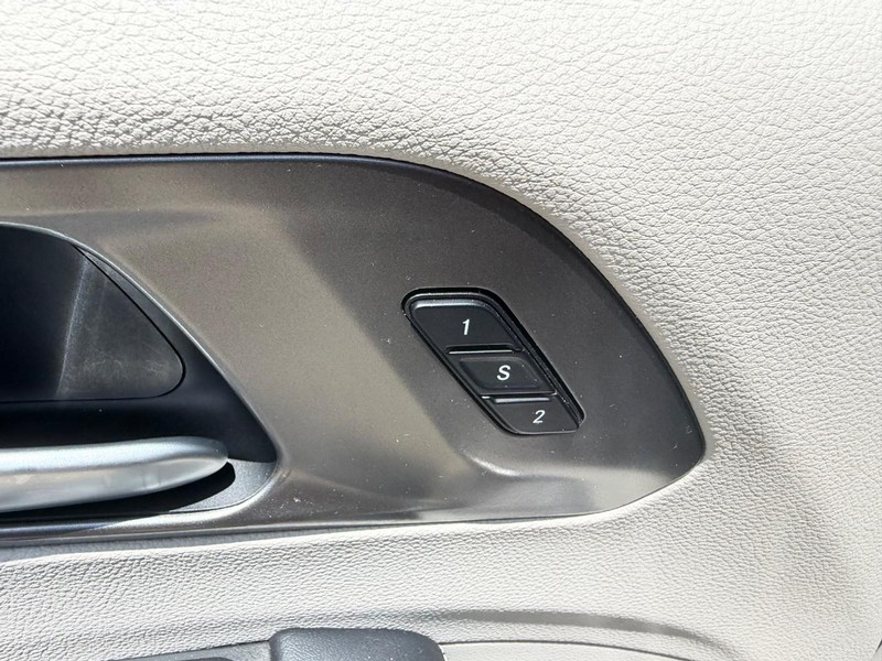 Chrysler Pacifica Vehicle Full-screen Gallery Image 22