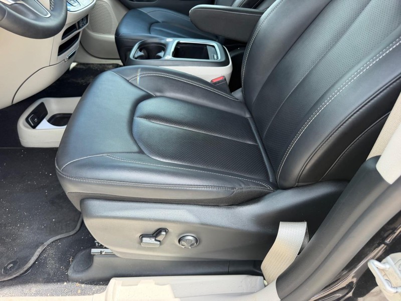 Chrysler Pacifica Vehicle Full-screen Gallery Image 23