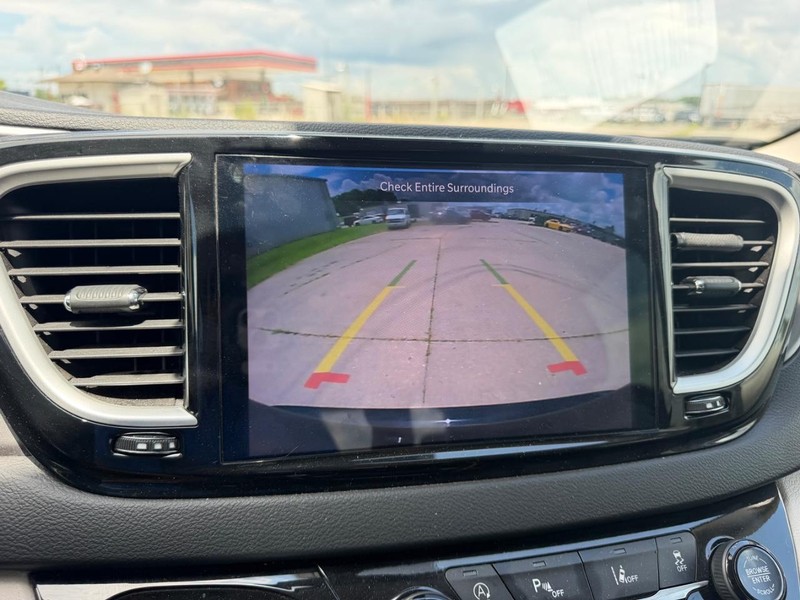 Chrysler Pacifica Vehicle Full-screen Gallery Image 25