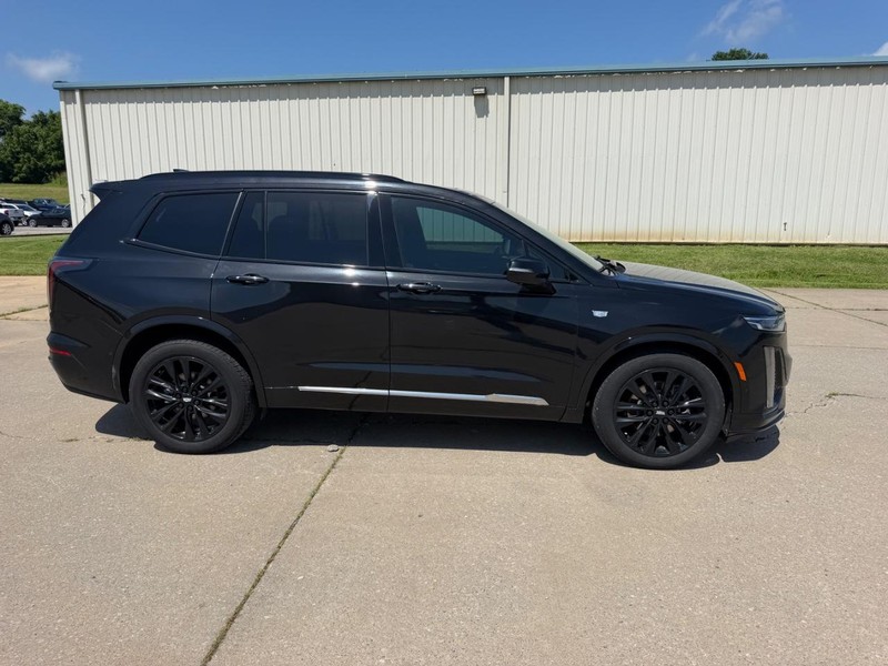 Cadillac XT6 Vehicle Full-screen Gallery Image 2