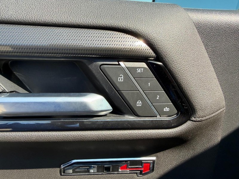 GMC Sierra 1500 Vehicle Full-screen Gallery Image 18