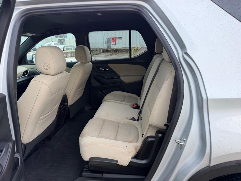 Chevrolet Traverse Vehicle Full-screen Gallery Image 8