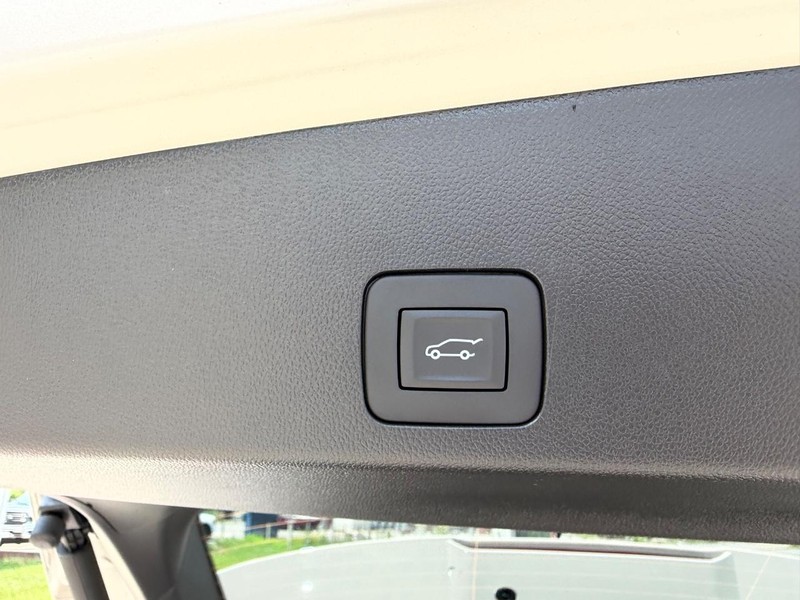 Buick Encore GX Vehicle Full-screen Gallery Image 6