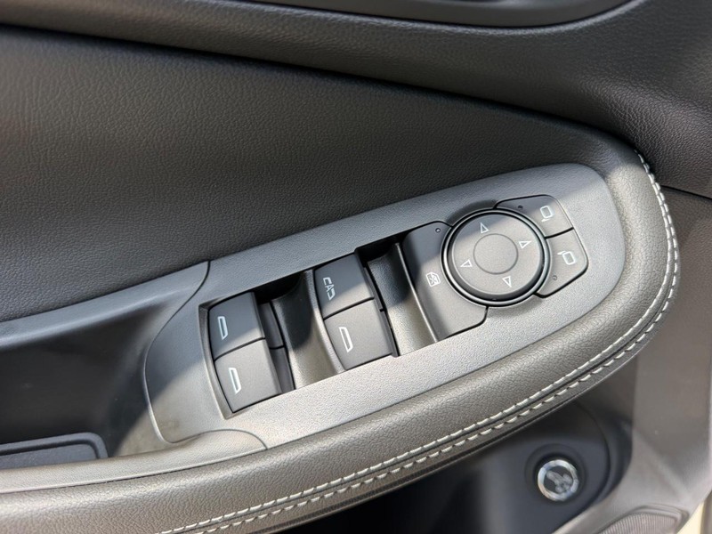 Buick Encore GX Vehicle Full-screen Gallery Image 18