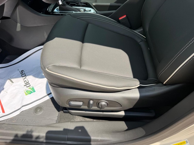 Buick Encore GX Vehicle Full-screen Gallery Image 19