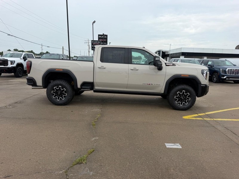 GMC Sierra 2500HD Vehicle Full-screen Gallery Image 2