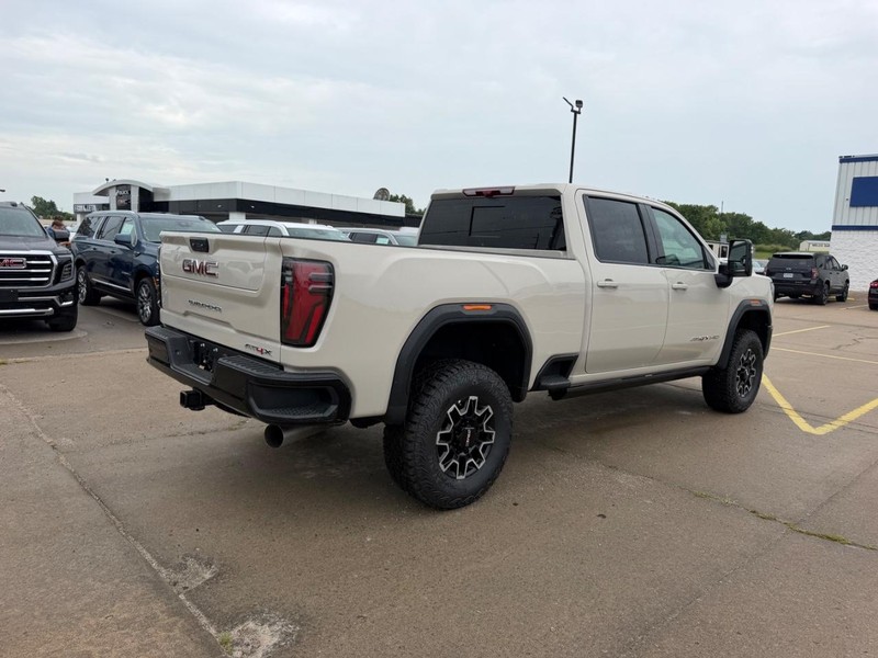 GMC Sierra 2500HD Vehicle Full-screen Gallery Image 3
