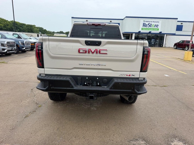 GMC Sierra 2500HD Vehicle Full-screen Gallery Image 4