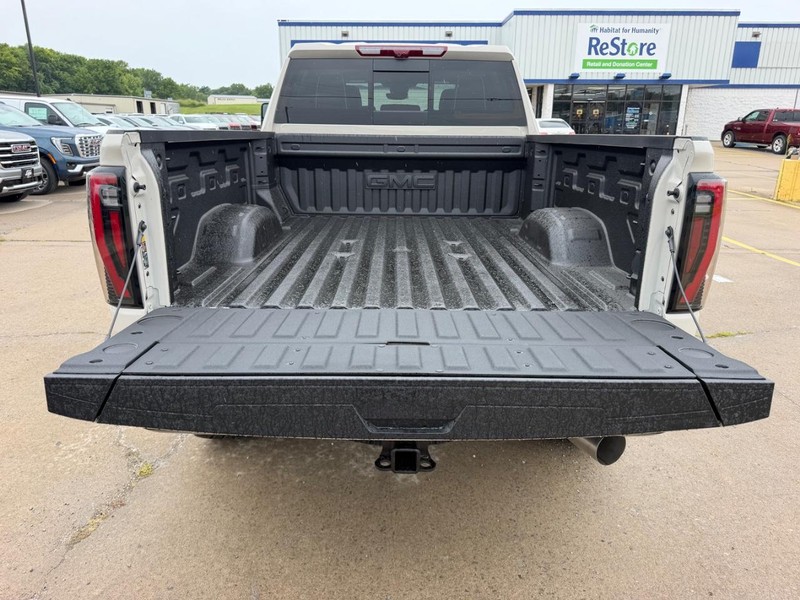 GMC Sierra 2500HD Vehicle Full-screen Gallery Image 5