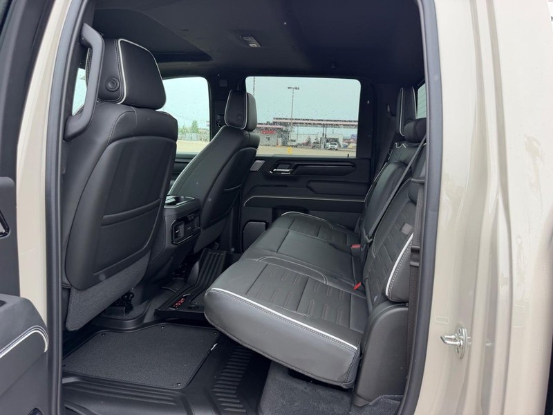 GMC Sierra 2500HD Vehicle Full-screen Gallery Image 7