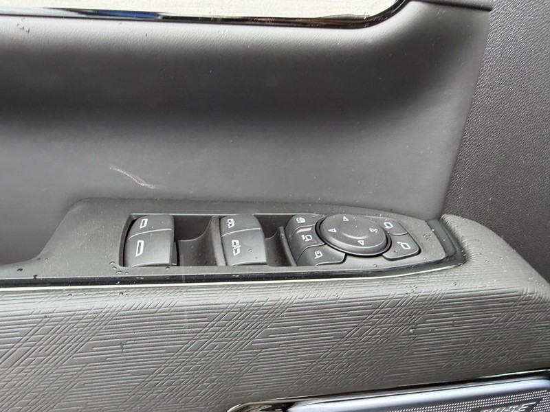 GMC Sierra 2500HD Vehicle Full-screen Gallery Image 16