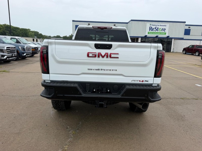 GMC Sierra 2500HD Vehicle Full-screen Gallery Image 4
