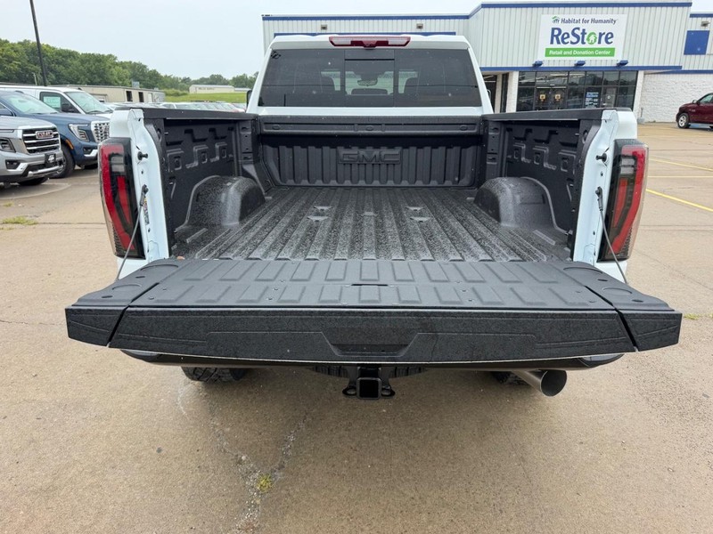 GMC Sierra 2500HD Vehicle Full-screen Gallery Image 5