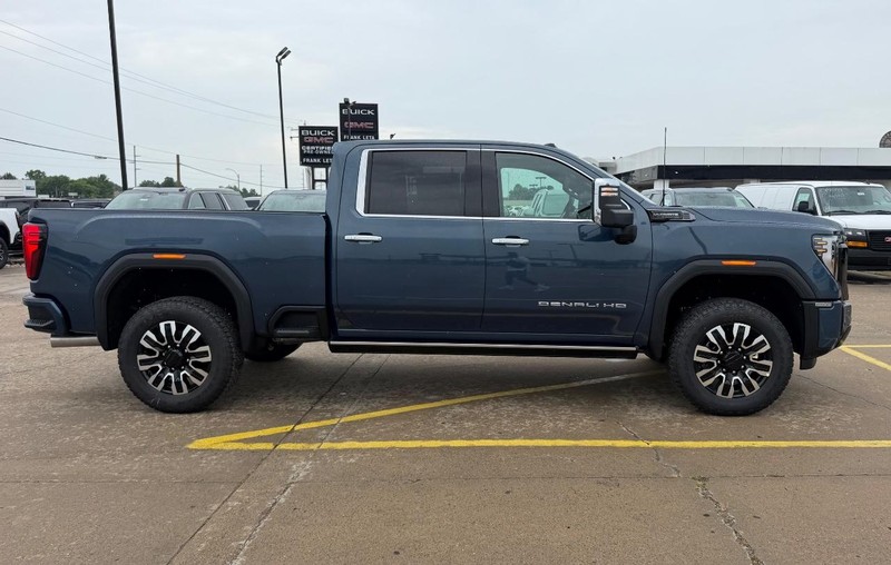 GMC Sierra 2500HD Vehicle Full-screen Gallery Image 2