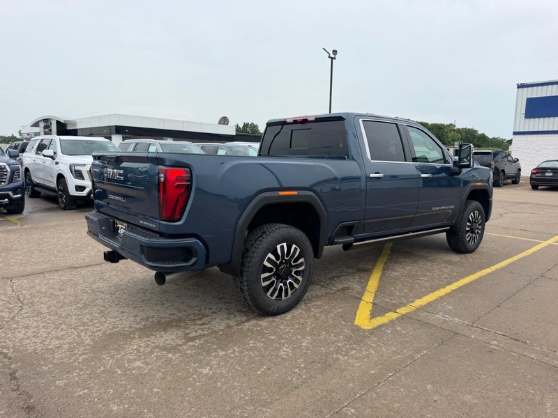 GMC Sierra 2500HD Vehicle Full-screen Gallery Image 3
