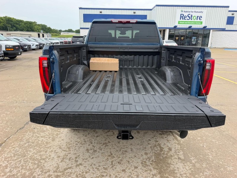 GMC Sierra 2500HD Vehicle Full-screen Gallery Image 5