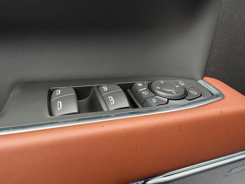 GMC Sierra 2500HD Vehicle Full-screen Gallery Image 16