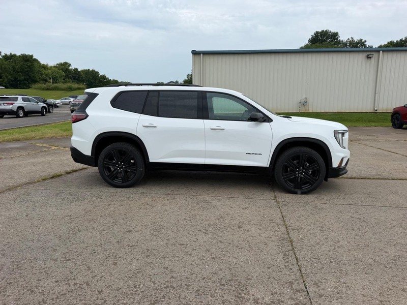 GMC Acadia Vehicle Full-screen Gallery Image 2