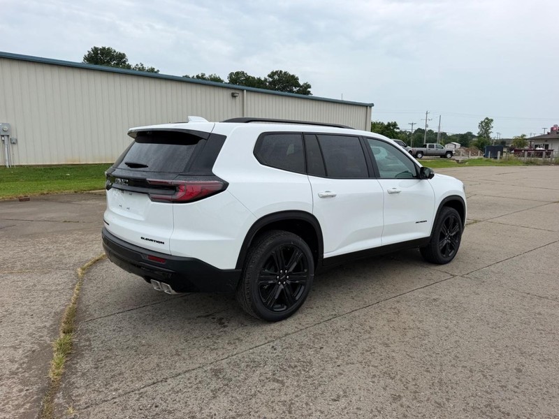 GMC Acadia Vehicle Full-screen Gallery Image 3
