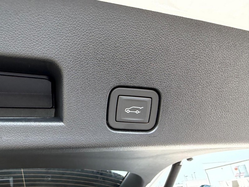 GMC Acadia Vehicle Full-screen Gallery Image 6