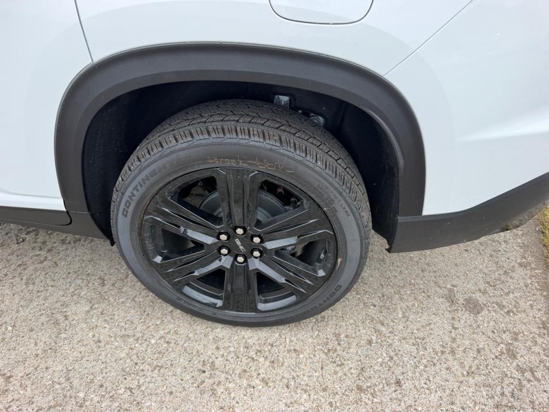 GMC Acadia Vehicle Full-screen Gallery Image 7