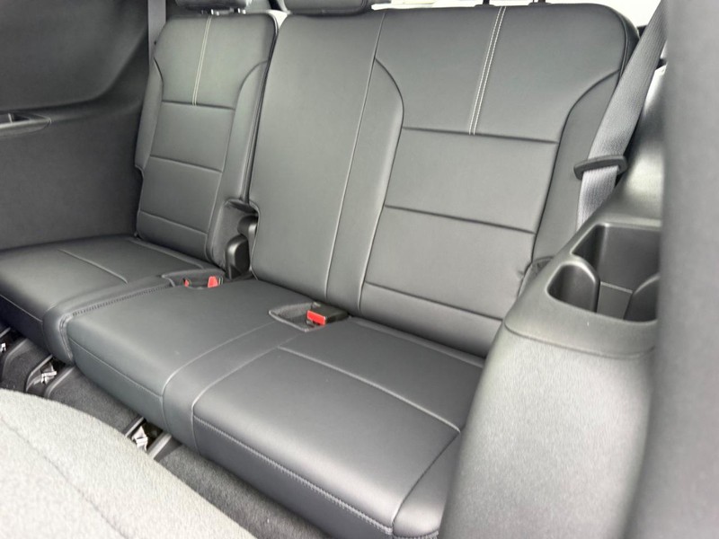 GMC Acadia Vehicle Full-screen Gallery Image 8