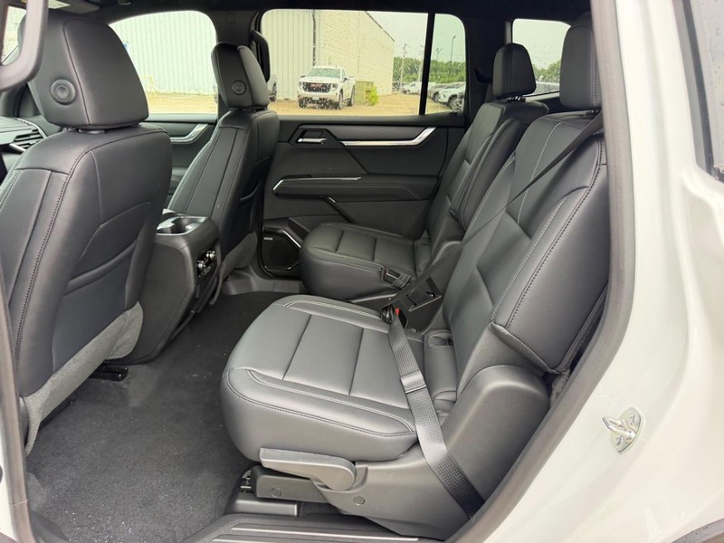 GMC Acadia Vehicle Full-screen Gallery Image 9