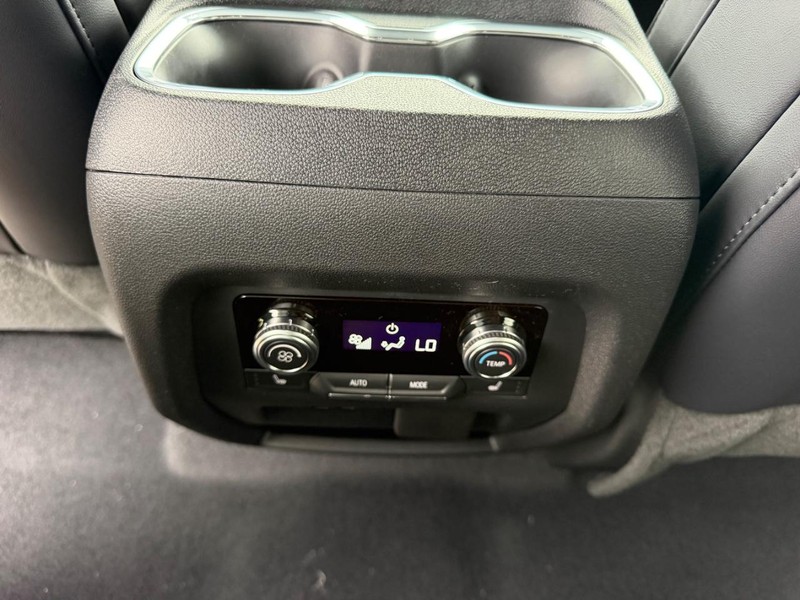 GMC Acadia Vehicle Full-screen Gallery Image 10
