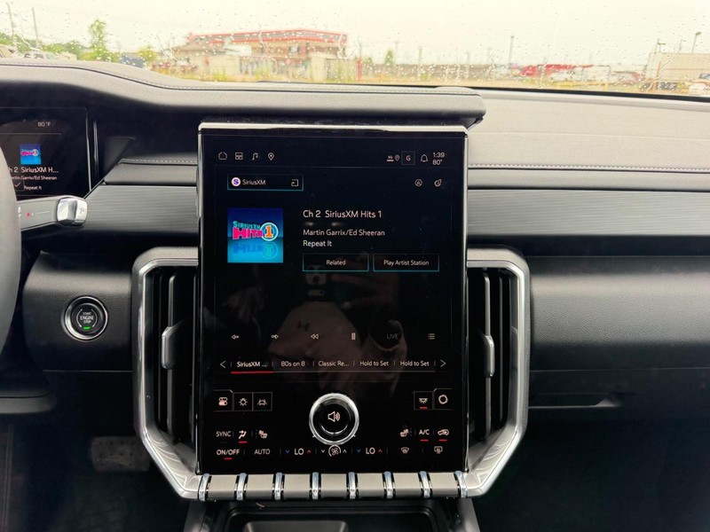 GMC Acadia Vehicle Full-screen Gallery Image 16