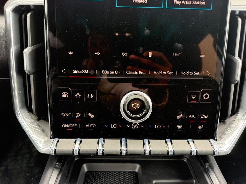 GMC Acadia Vehicle Full-screen Gallery Image 17