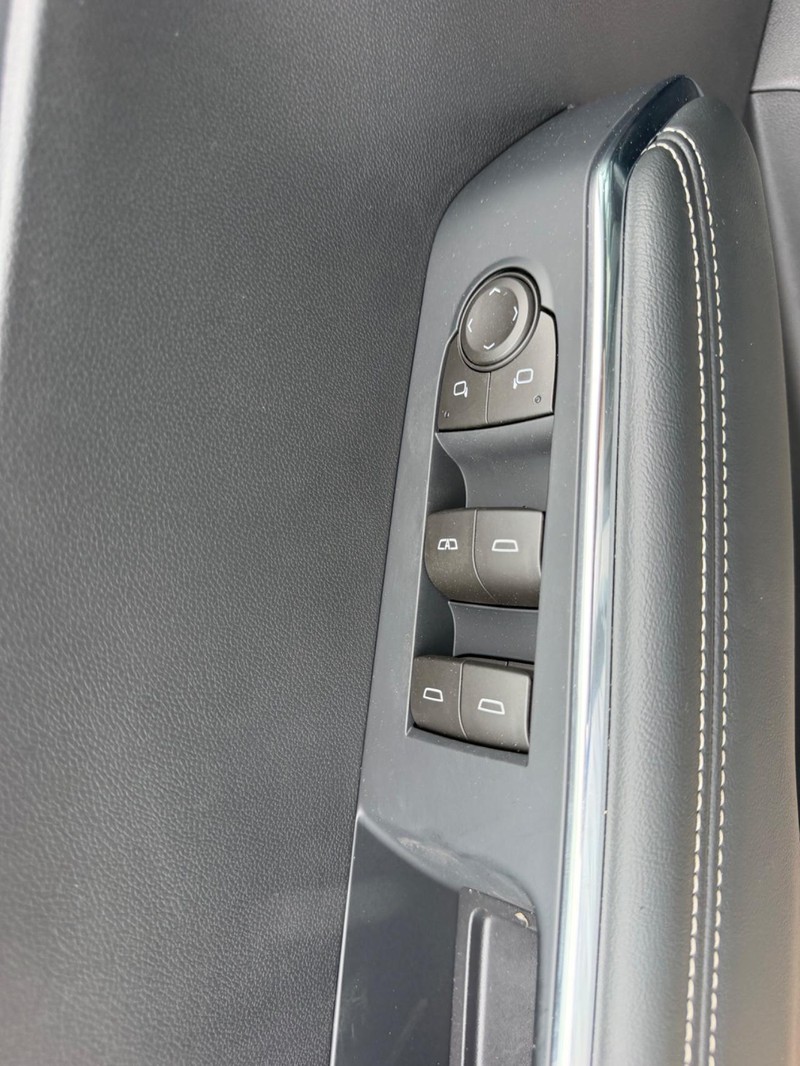 GMC Acadia Vehicle Full-screen Gallery Image 19