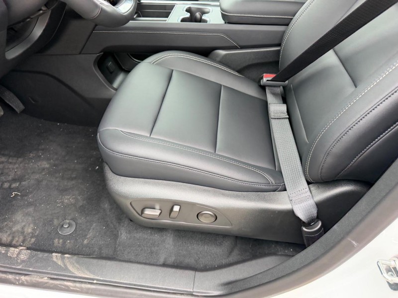 GMC Acadia Vehicle Full-screen Gallery Image 20