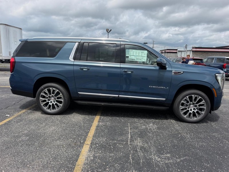 GMC Yukon XL Vehicle Full-screen Gallery Image 2