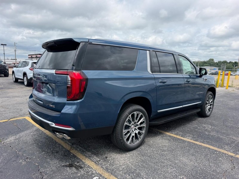 GMC Yukon XL Vehicle Full-screen Gallery Image 3
