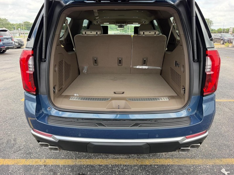 GMC Yukon XL Vehicle Full-screen Gallery Image 5