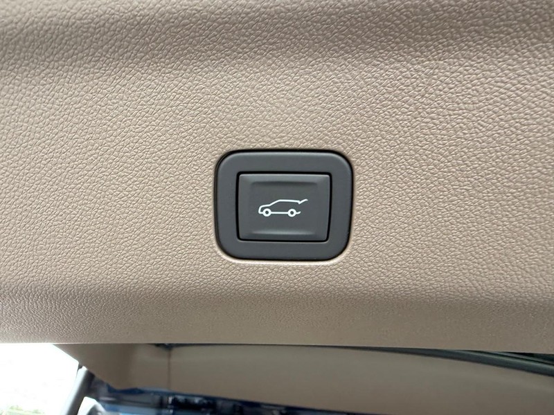 GMC Yukon XL Vehicle Full-screen Gallery Image 6