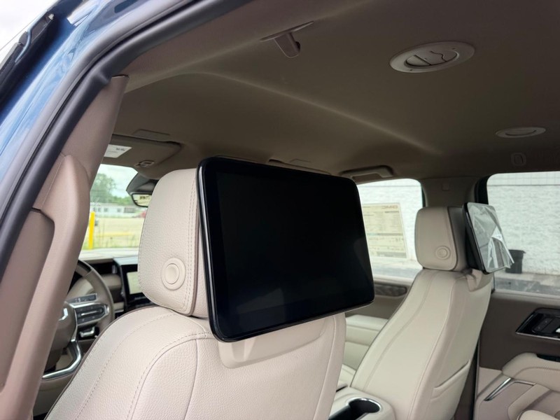 GMC Yukon XL Vehicle Full-screen Gallery Image 10