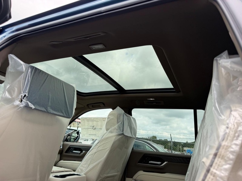 GMC Yukon XL Vehicle Full-screen Gallery Image 11