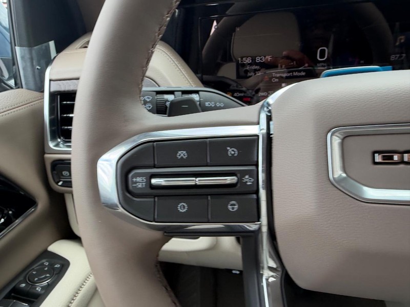 GMC Yukon XL Vehicle Full-screen Gallery Image 15