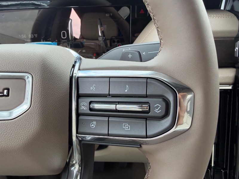 GMC Yukon XL Vehicle Full-screen Gallery Image 16