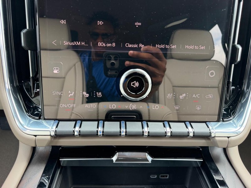 GMC Yukon XL Vehicle Full-screen Gallery Image 19