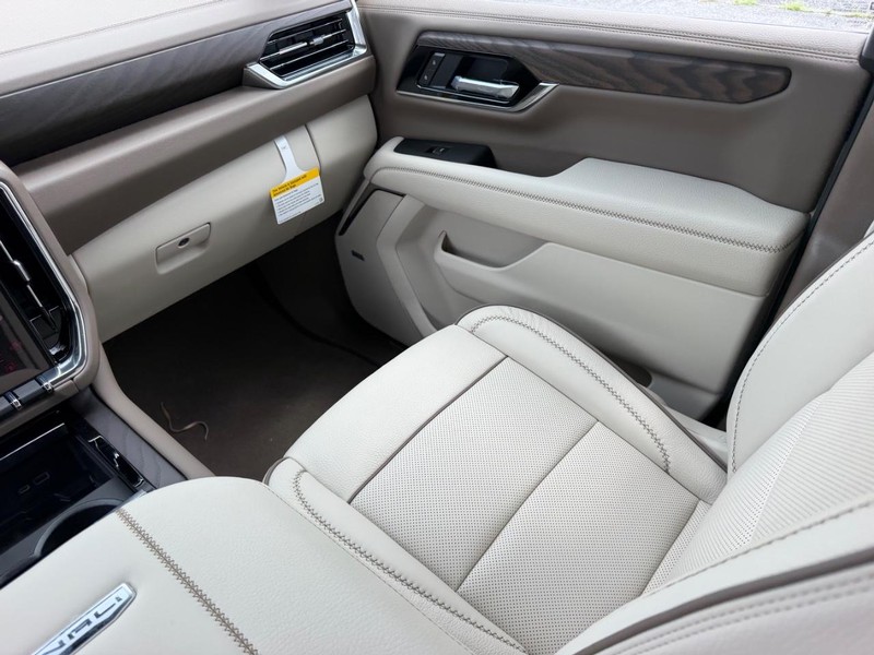 GMC Yukon XL Vehicle Full-screen Gallery Image 20