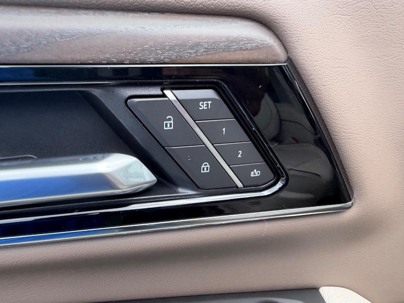 GMC Yukon XL Vehicle Full-screen Gallery Image 22