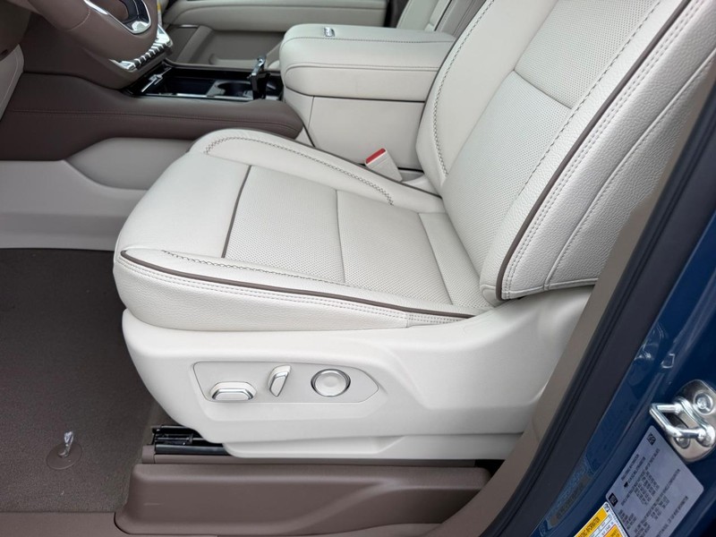 GMC Yukon XL Vehicle Full-screen Gallery Image 23