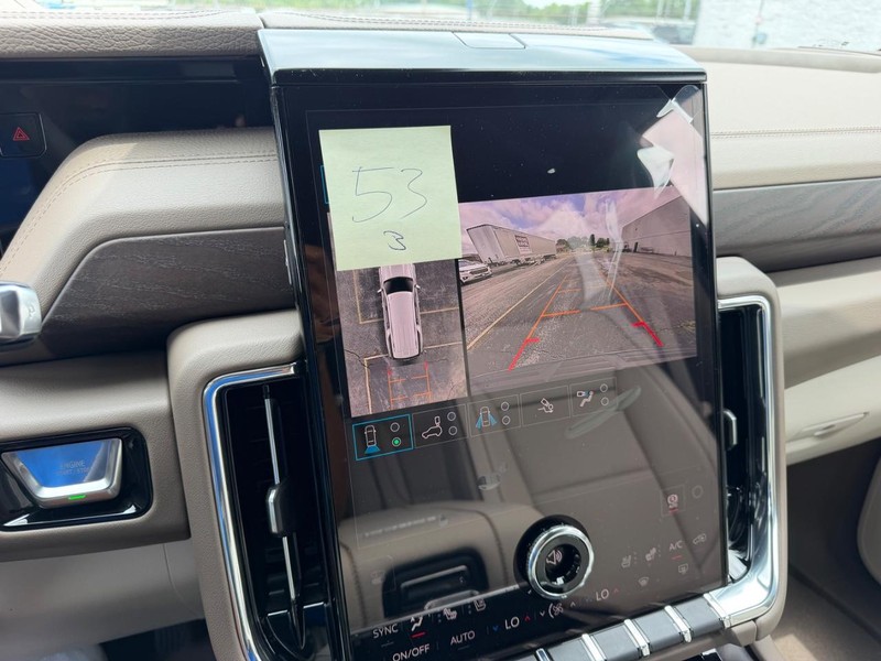 GMC Yukon XL Vehicle Full-screen Gallery Image 25